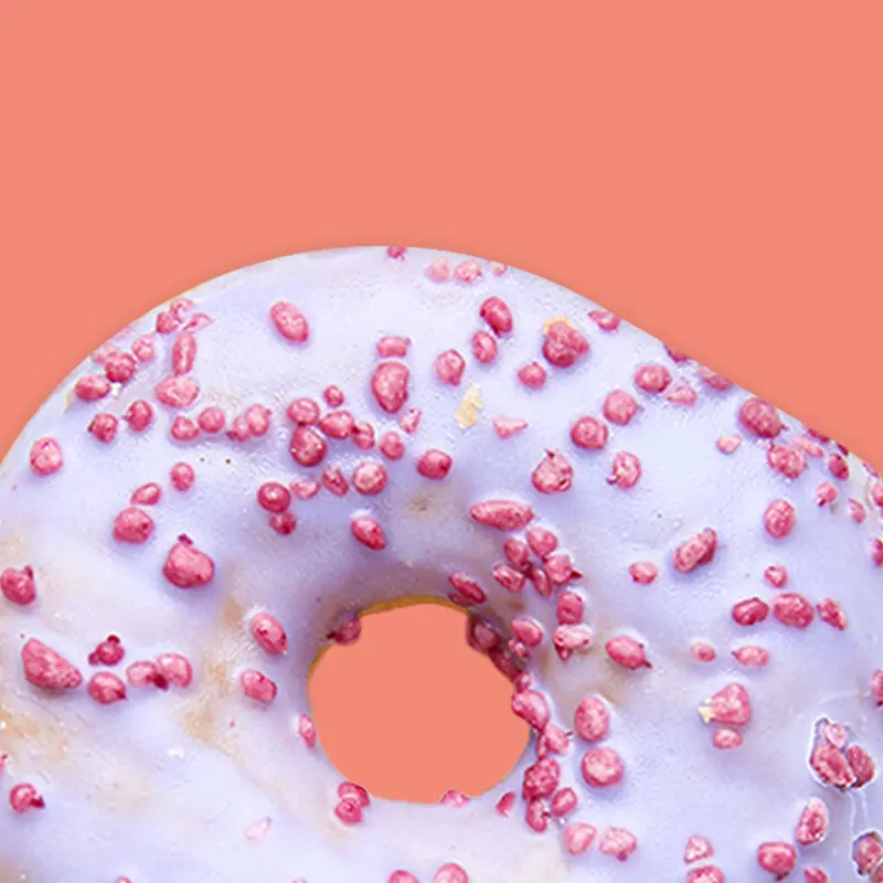 Donut artisanal à la myrtille avec une belle douceur - bakery bliss café biarritz