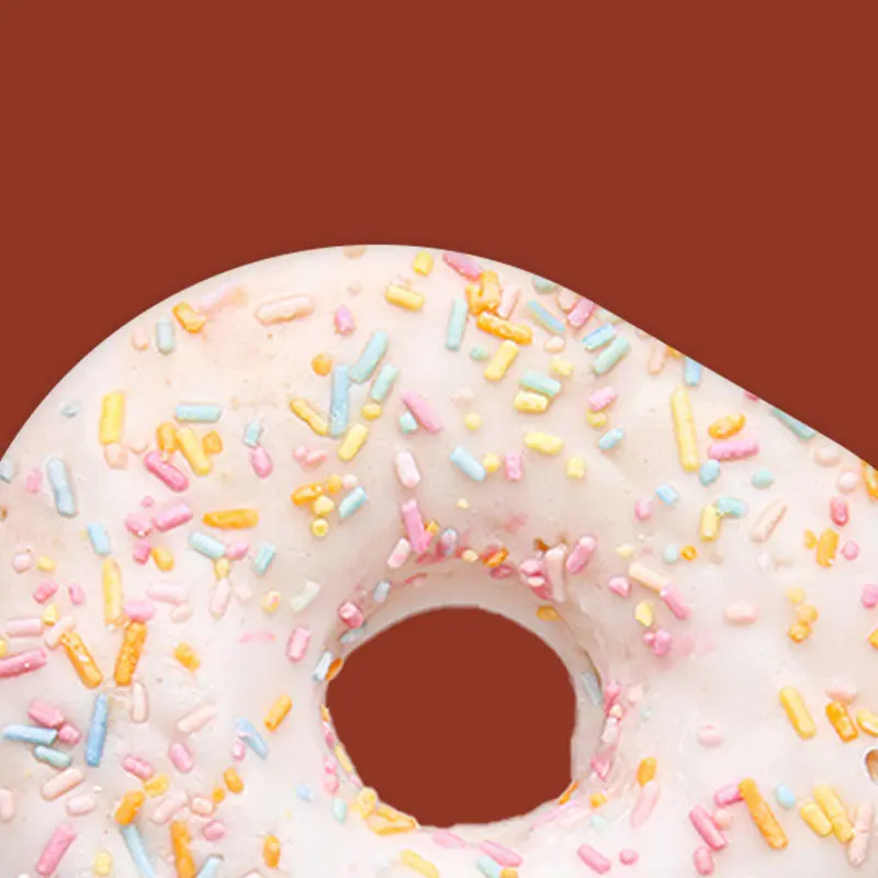 Donut artisanal à la vanille colorée de saveur - bakery bliss café biarritz